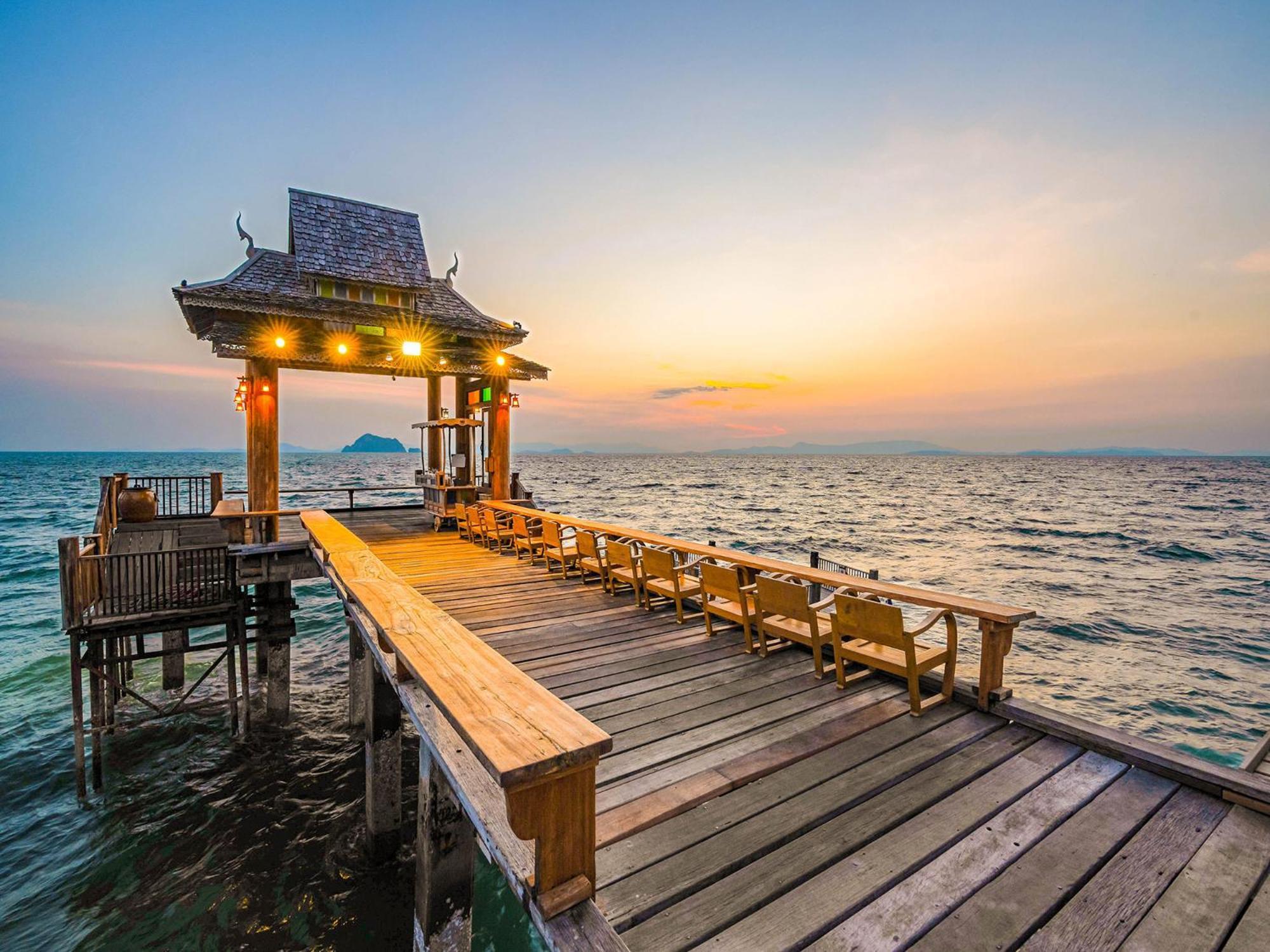 Santhiya Koh Yao Yai Resort & Spa - Compulsory Join Santhiya Speedboat From-To Ao Po Grand Marina At Phuket Яо-Яй Экстерьер фото Sunset at Hua Hin Pier