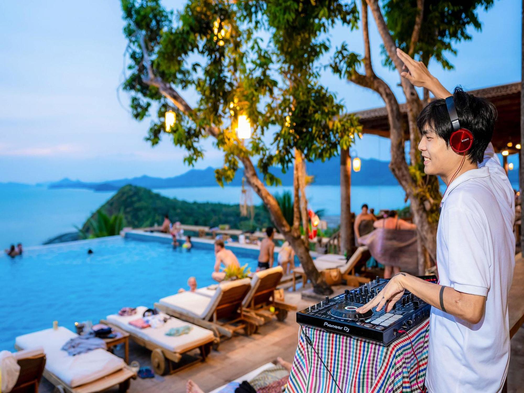 Santhiya Koh Yao Yai Resort & Spa - Compulsory Join Santhiya Speedboat From-To Ao Po Grand Marina At Phuket Яо-Яй Экстерьер фото DJ at the pool bar